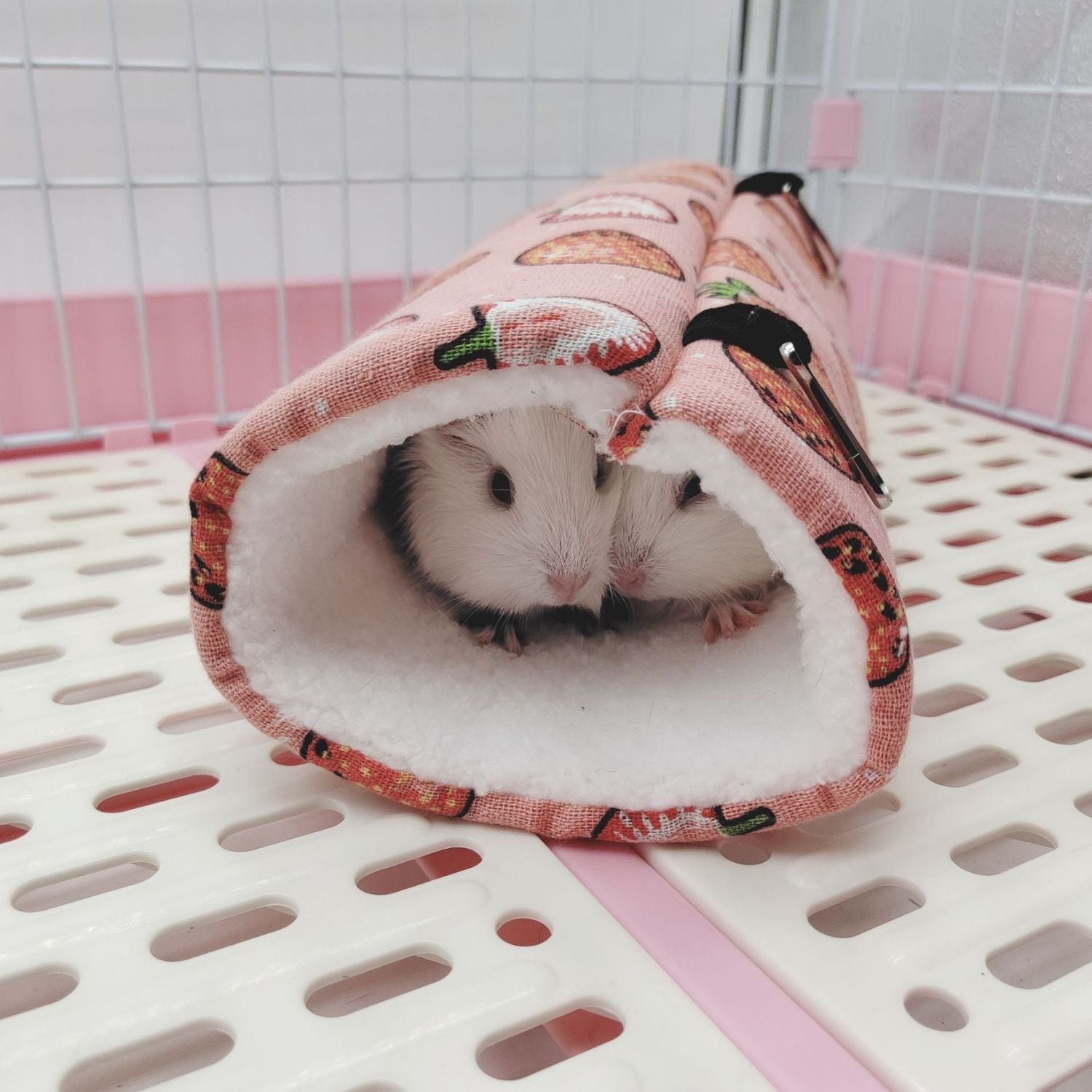 Cozy Critter Tunnel voor huisdieren met twee witte en bruine cavia_s in pink stof met patroon
